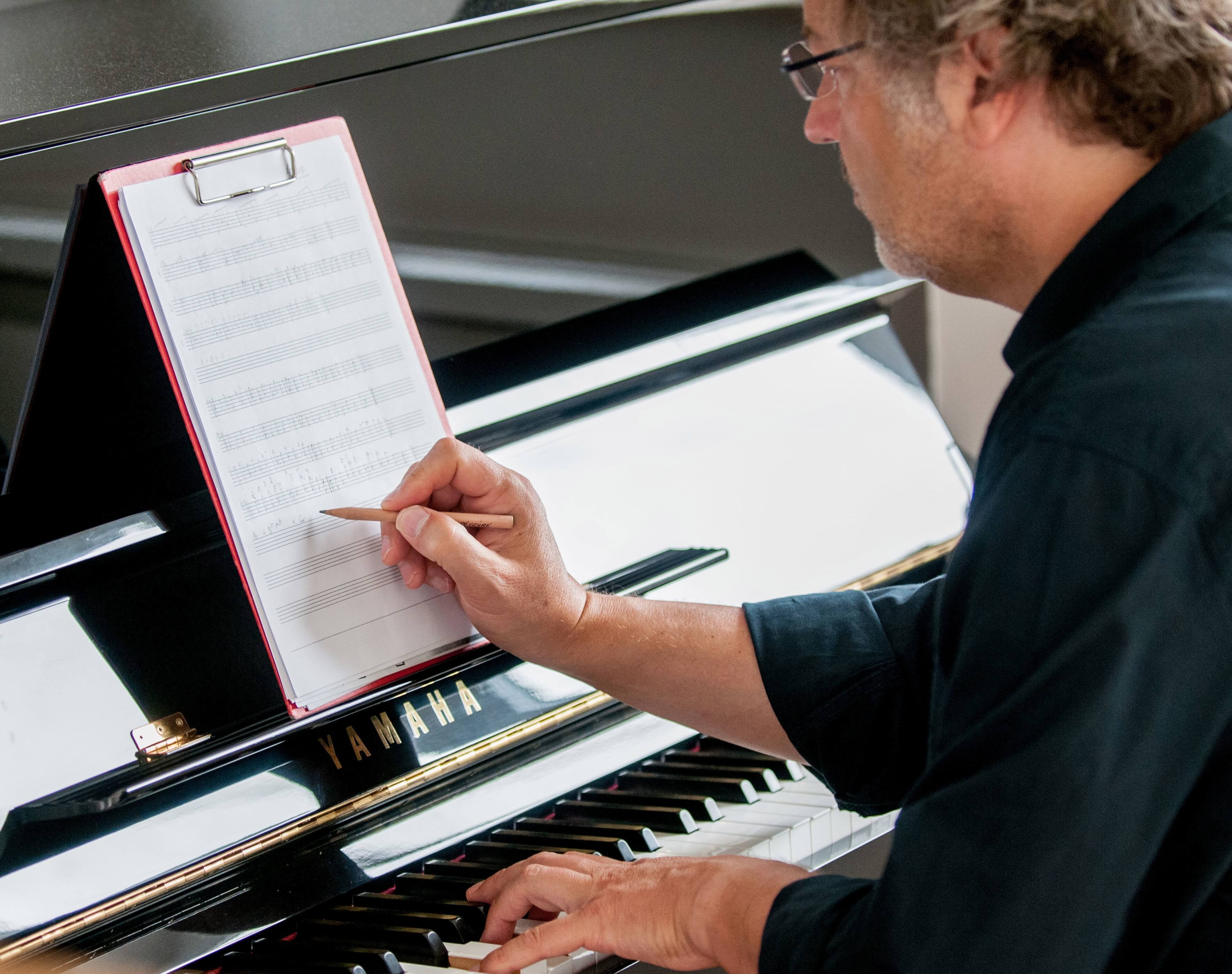 Grégoire Dune composant sur son piano