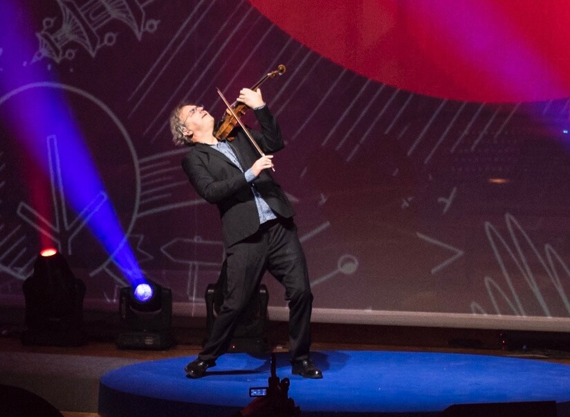 Grégoire Dune jouant du violon lors d'un concert au Bozar