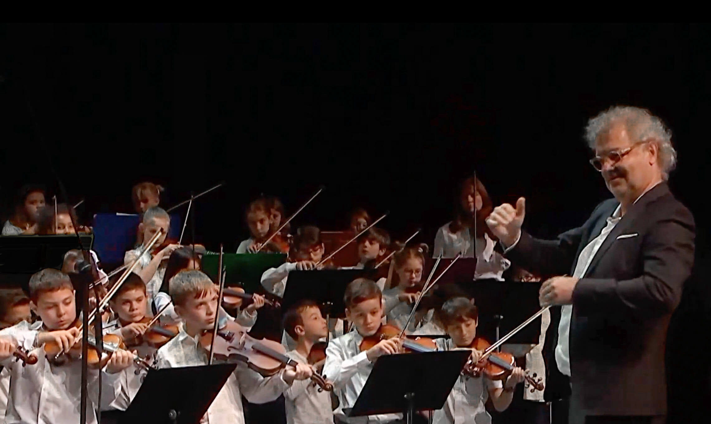 Grégoire Dune en tant que chef d'orchestre pour un orchestre d'élèves