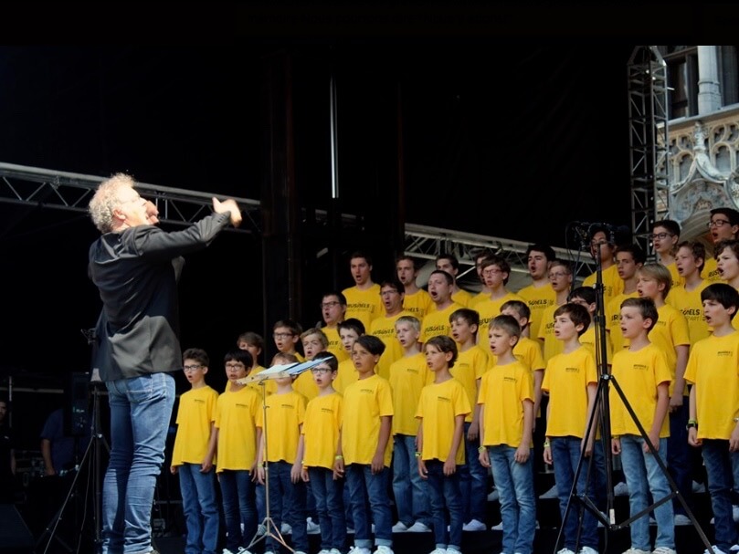 Grégoire Dune en tant que chef d'orchestre d'une chorale d'enfants