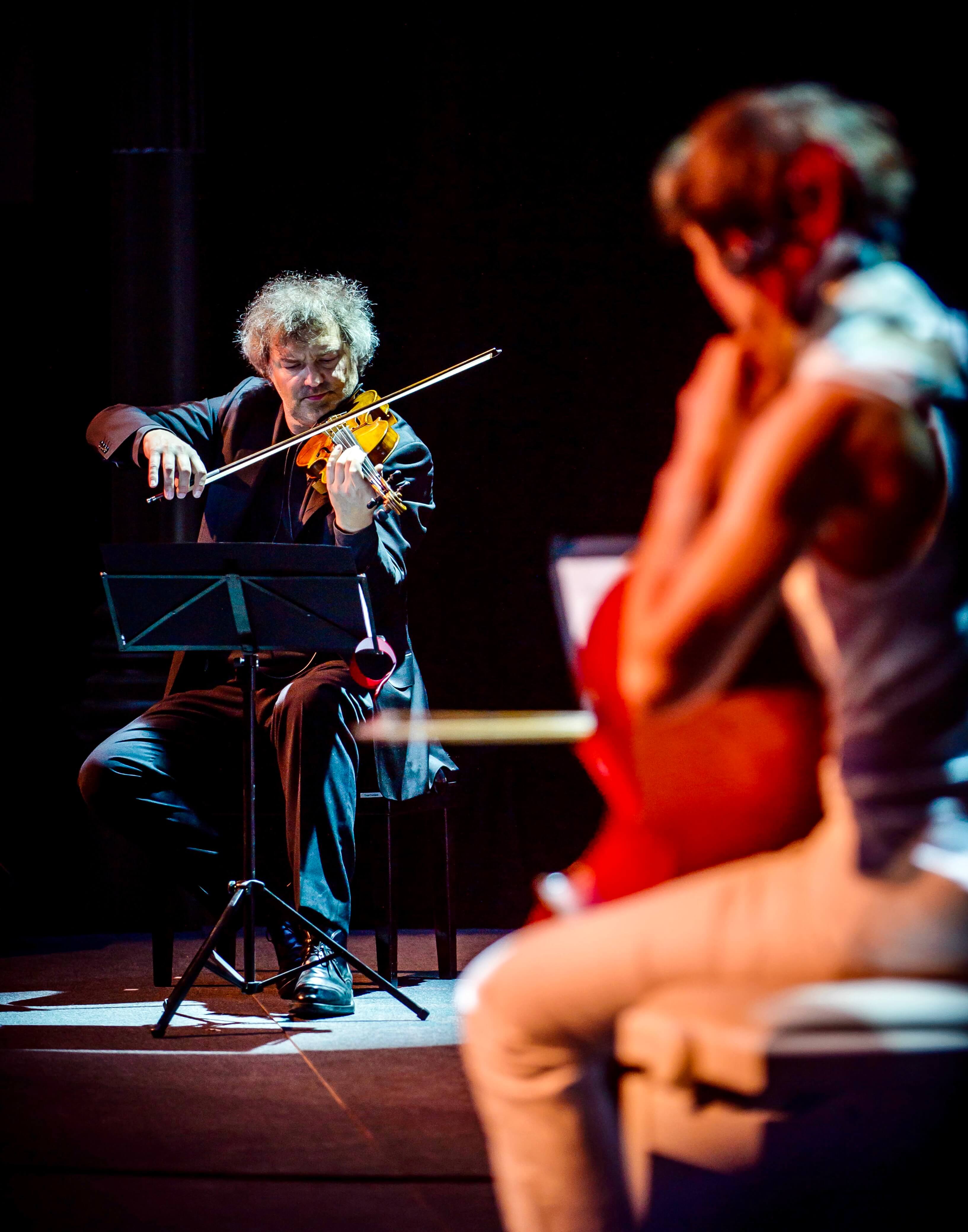 Grégoire Dune joue du violon accompagné d'un violoncelliste
